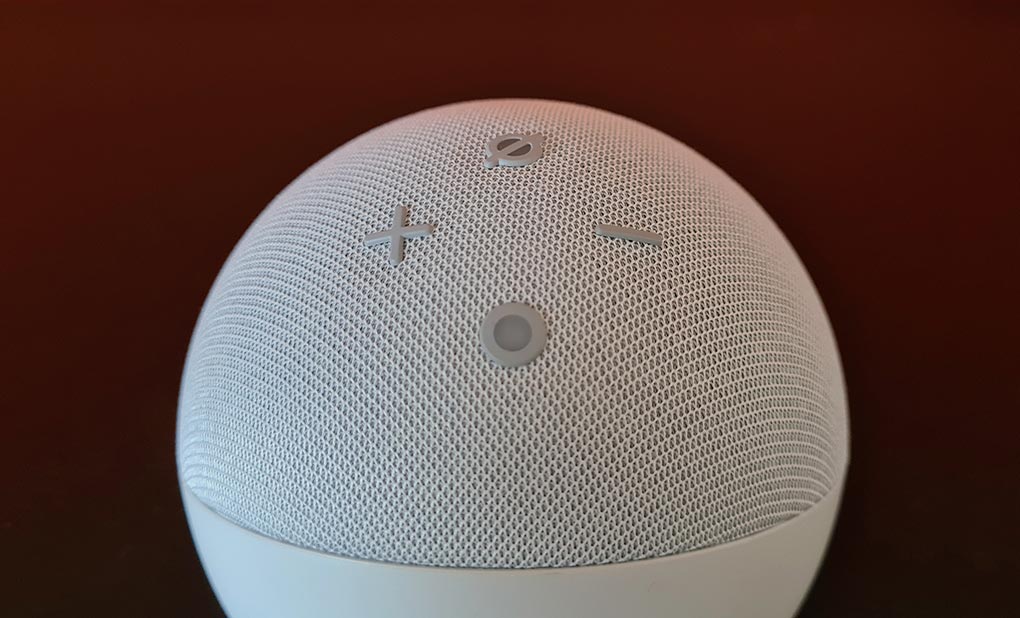 I tasti fisici dell'Echo Dot 4a generazione